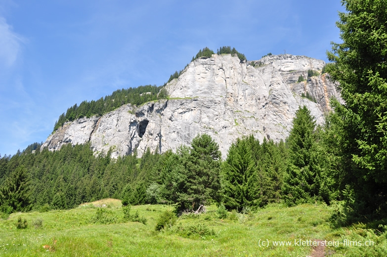 Aufstieg zum Einstieg in den Klettersteig Pinut oberhalb Flims/Fidaz