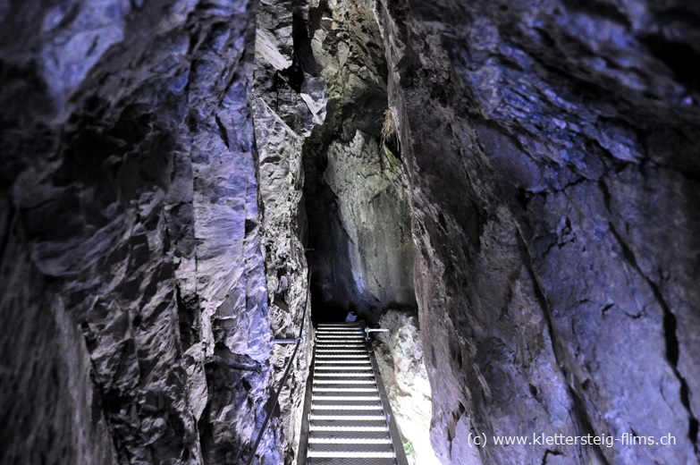 Tunnel in der ersten Stufe des historischen Klettersteigs Pinut in Flims / Fidaz